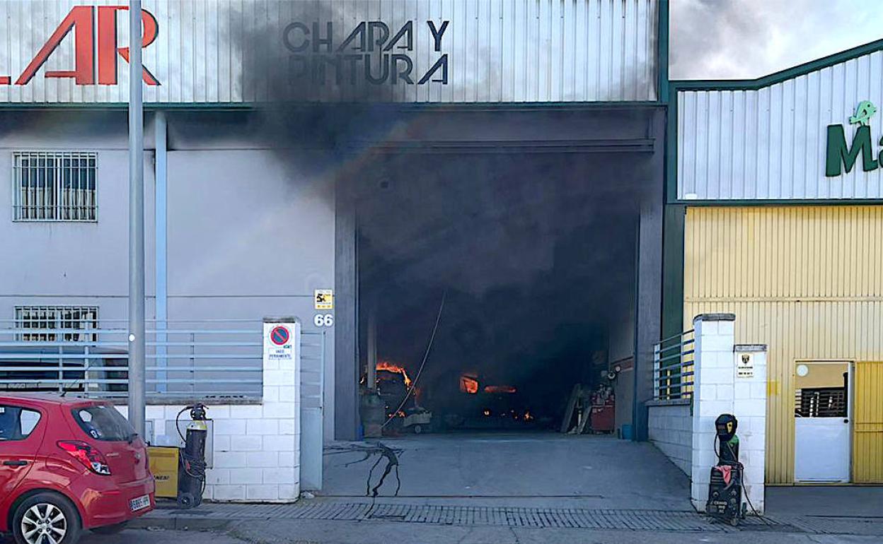 Incendio en la nave de una empresa de chapa y pintura del polígono industrial