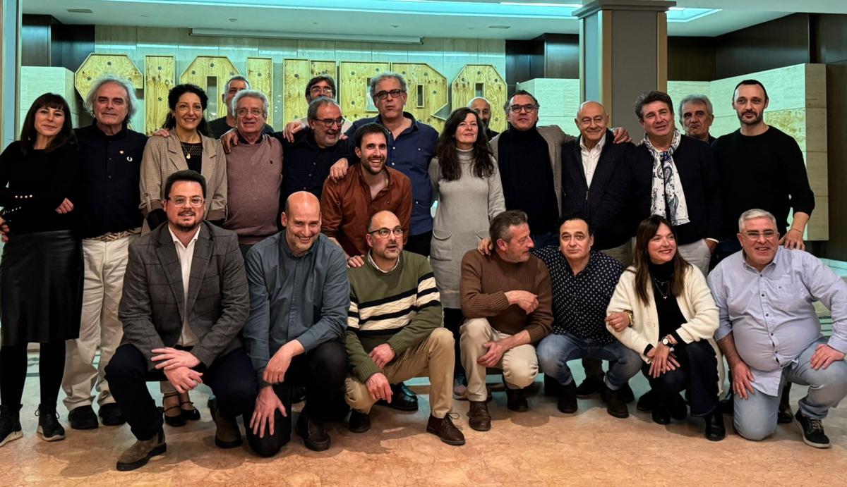 Ana Mata y Francisco Lozano en la asamblea, con Alfonso Góngora en el centro