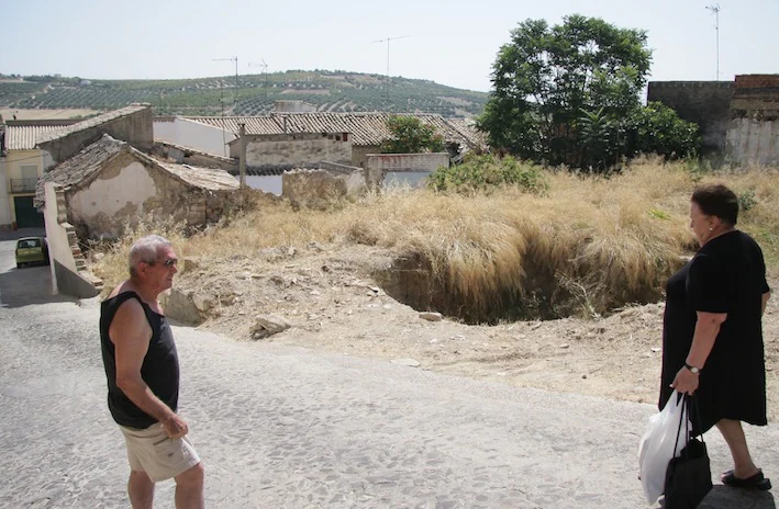 Vecinos denuncian el abandono de un solar en el barrio de San Millán