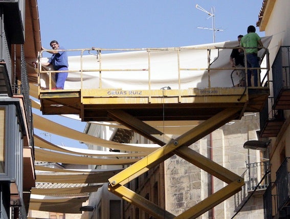Vecinos se muestran en contra de la colocación de toldos en algunas calles