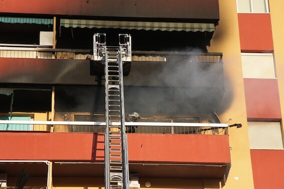 El incendio de una vivienda obliga al desalojo de un bloque de nueve plantas