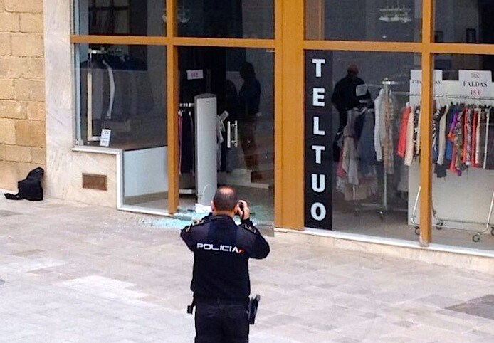 Robo en un comercio tras destrozar la puerta de cristal