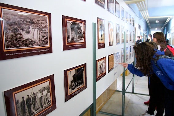 Encuentro de profesores y alumnos en el 50 aniversario del San Juan de la Cruz