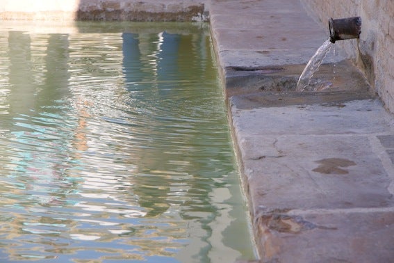La fuente de la Mandrona vuelve a tener agua tras casi dos años de avería