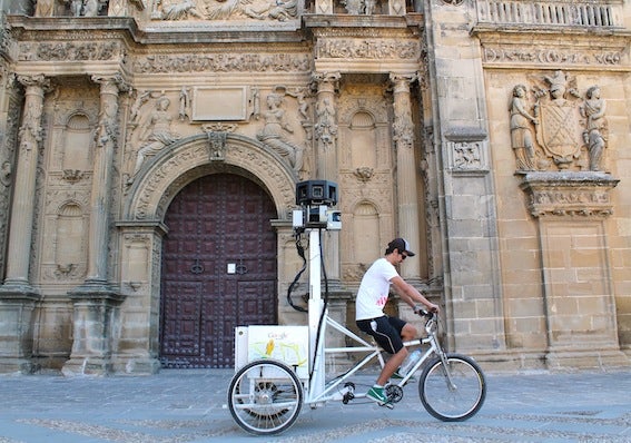 Google se pasea en triciclo por Úbeda