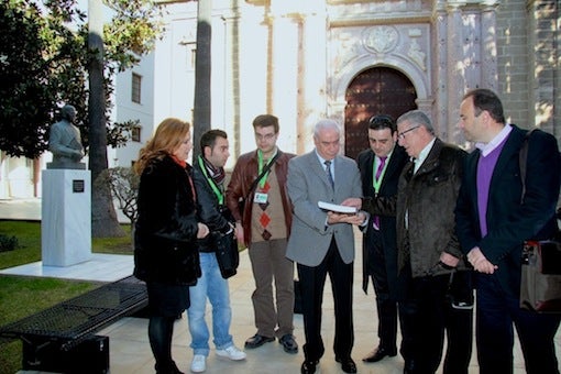 El consejero recibió las firmas de los ubetenses que  piden la visita gratuita a Santa María