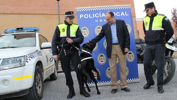 El nuevo miembro de la Policía Local se llama Dudo, tiene buen olfato para la droga y patrulla a cuatro patas