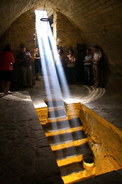 La luz penetra en la Sinagoga del Agua con la llegada del solsticio de verano