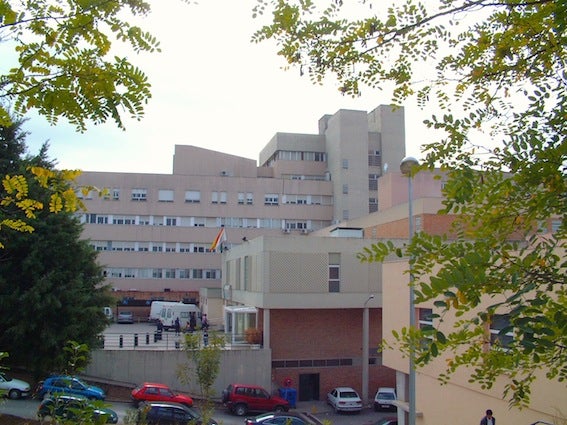 Fisioterapeutas enseñan a los padres los cuidados relacionados con el masaje infantil para sus bebés