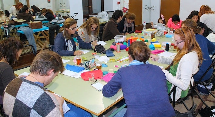 «Coser un descosido» ya no será un problema para los participantes del primer Taller de Costura de Supervivencia