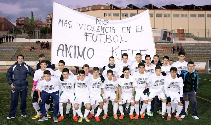 Jugadores del Úbeda Viva lucieron camisetas de apoyo a su compañero agredido y condenando violencia