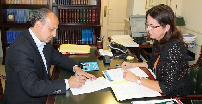 Robles firma ante notario su compromiso de cumplimiento del programa electoral