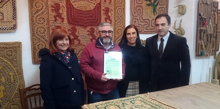 El maestro del esparto Pedro Antonio Blanco recibe la 'Carta de Artesano'