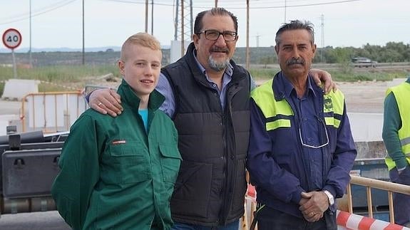 Uno de los alumnos, el concejal de Formación y Empleo y un operario municipal.