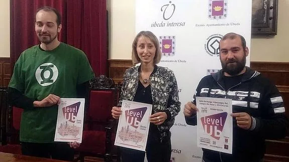 Francisco Almagro, Elena Rodríguez y Antonio Jesús Villacañas durante la presentación.