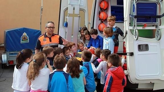 Escolares conociendo los recursos de Protección Civil.