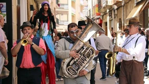 Pasacalles 'Antoñico's Band' por la calle Mesones.