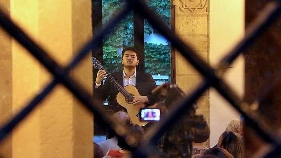 El guitarrista japonés Masataka Suganuma.