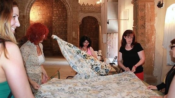 Algunas de las participantes preparando las telas.