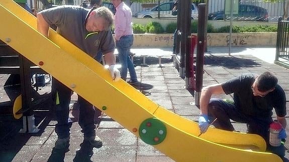 Reparación y mantenimiento en la zona de juegos.