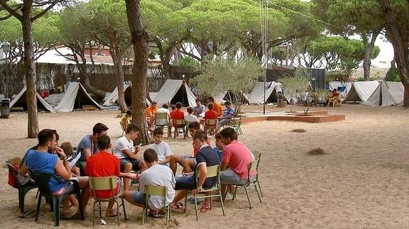 Comienzan los preparativos de los campamentos de verano que JAC organiza en la playa de La Barrosa