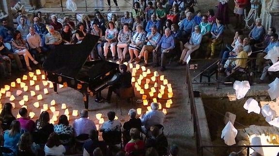 Actuación de David Gómez en San Lorenzo a la luz de las velas.