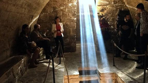 El sol entra en la sala más profunda de la Sinagoga del Agua.