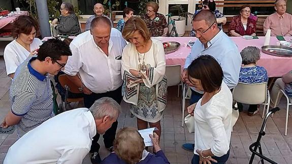 La delegada y responsables de Casa Juanito durante el desayuno saludable.