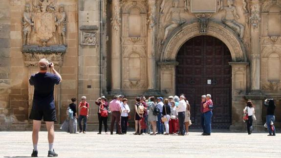 Turistas en la plaza Vázquez de Molina de Úbeda.