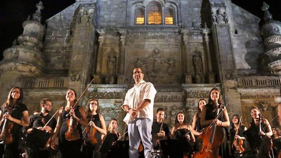 Christopher Lennertz  al frente de la Joven Orquesta Sinfónica de Granada.