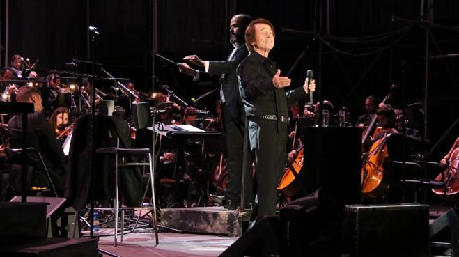 Raphael viste de gala sus canciones