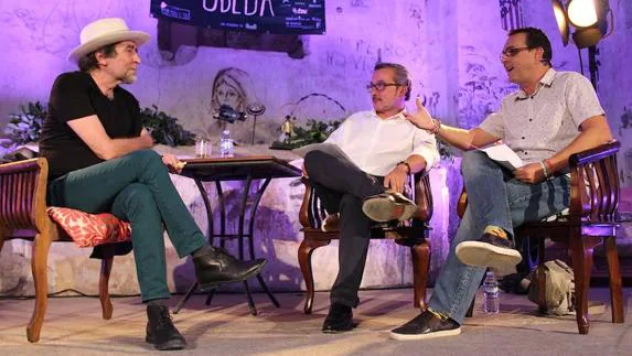 Joaquín Sabina frente a Manuel Expósito, de Multimedia Jiennense, y Alberto Román, de Diario IDEAL.