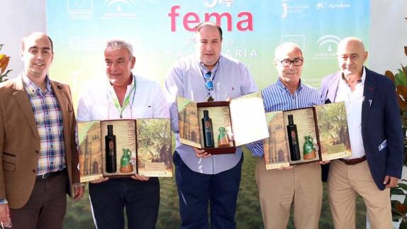 Entrega de obsequios a los responsables de los stands.