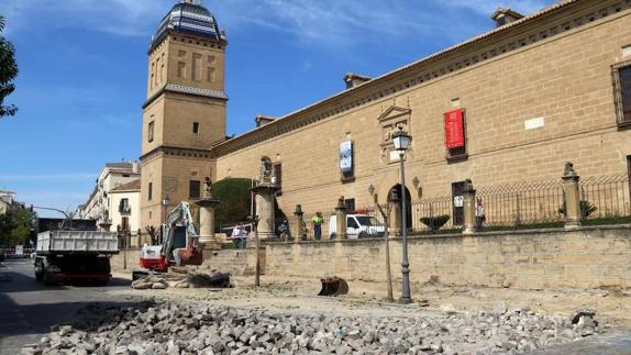 Estado de las obras ante el Hospital de Santiago.