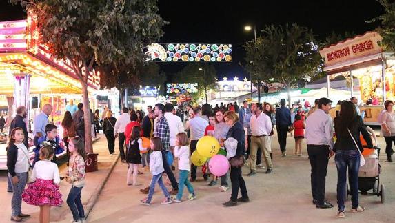 Ambiente en las calles del recinto ferial.