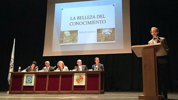 Momento de la lección inaugural.