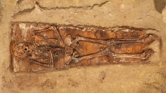 Un esqueleto hallado en un ataúd.
