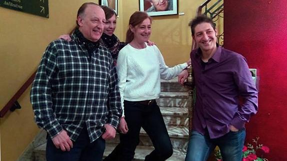 Pedro Miguel Martínez junto al reparto.