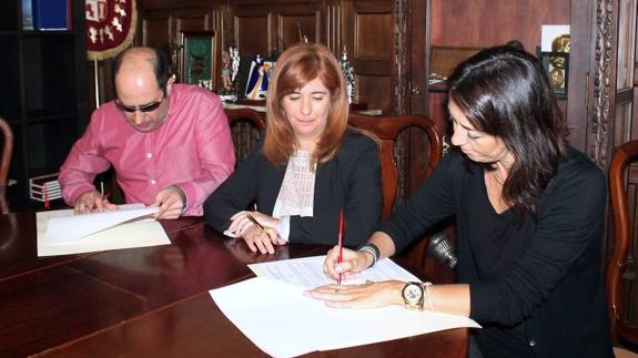 Momento de la firma del convenio.