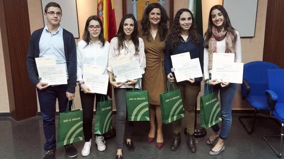 María Martínez, segunda por la izquierda, junto al resto de premiados.