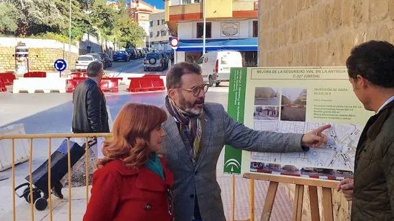 El delegado y la alcaldesa visitaron las obras de la glorieta.