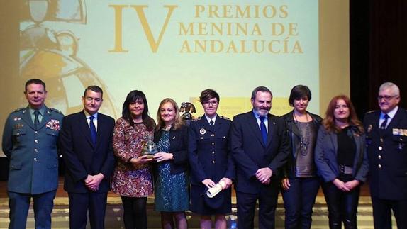 Lola Muro, en el centro, con su diploma y uniforme de gala.