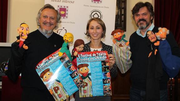 Elena Rodríguez entre los hermanos Pino en la presentación.