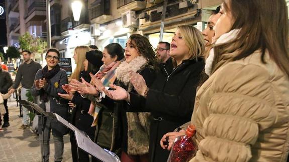 El coro Aires de La Loma en la calle Obispo Cobos.