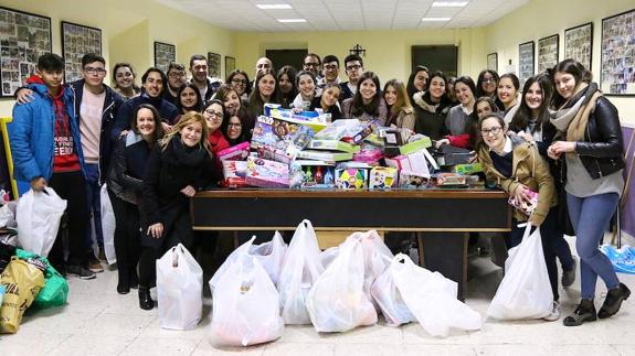 Algunos de los jóvenes participantes en la campaña preparando los juguetes.