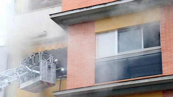 El humo complicó la labor de los bomberos.