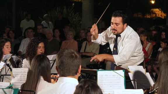 Cristóbal López Gándara dirigiendo a la banda joven de la Agrupación Musical Ubetense.