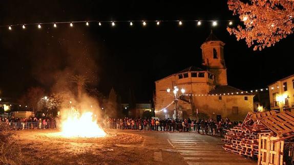 Hoguera en la plaza Primero de Mayo.