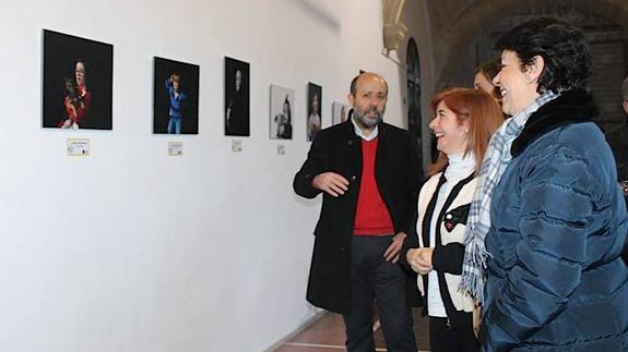 Visita a la exposición durante su inauguración.