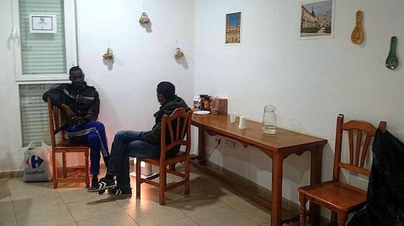 Dos usuarios en una de las estancias del albergue.